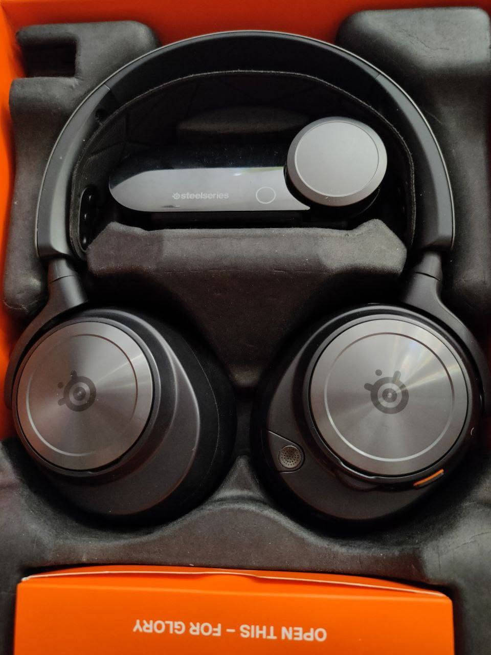 *Arctis Nova Pro Wireless*:
* 🔊 **صوت احترافي:** صوت محيطي 360 درجة عالي الدقة (Hi-Res).
 * 🔇 **عزل ضوضاء (ANC):** إلغاء ضوضاء نشط متطور مع وضع الشفافية.
 * 🔁 **اتصال مزدوج:** يشبك وايرلس 2.4G وبلوتوث **معاً** (للجهاز والهاتف بنفس الوقت).
 * 🎛️ **شاشة تحكم (DAC):** قاعدة خارجية للتحم بالصوت والتنقل الفوري بين جهازين.
 * 🔋 **بطارية لا تنتهي:** يأتي معها **بطاريتان** تتبدل وتُشحن داخل القاعدة للاستخدام المستمر.
 * 🎤 **مايك ذكي:** قابل للسحب والإخفاء، ويعزل ضوضاء الخلفية بالذكاء الاصطناعي.
 * 🏗️ **تصميم فخم:** هيكل معدني خفيف ووسائد جلدية مريحة جداً.
> ⚠️ **تنويه:** نسخة **Xbox** تعمل على جميع الأجهزة، بينما نسخة **PlayStation/PC** لا تدعم الـ Xbox.
>


**إذا كنت صاحب هذا الإعلان وتريد حذفه لأي سبب، رجاءا أرسل رسالة إلى الدعم الفني**