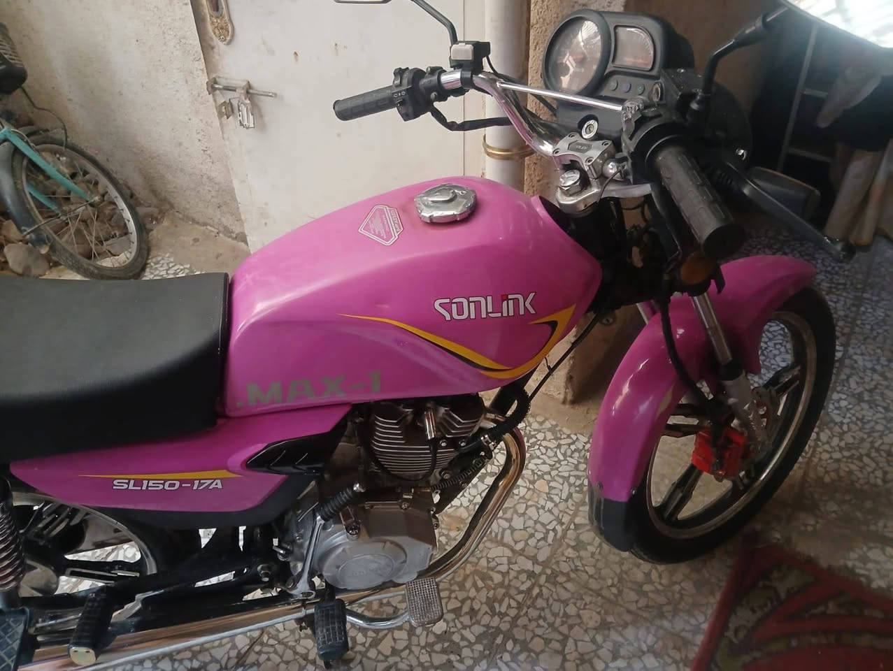 سلام عليكم دراجة ايراني لبيع الدراجة مكفولة كفالة عامة بيهة سويجين وبصمة أوراق اصولي اي نقص ما بيهة السعر 800 وبيهة مجال المكان بغداد العضمية ***********
