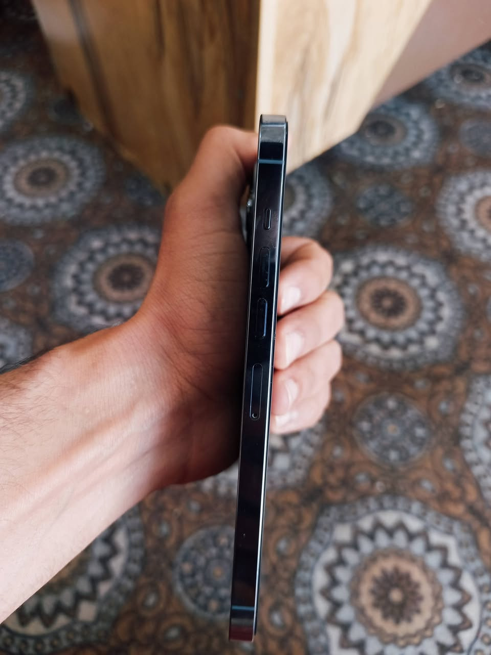 مرخصة الادمن المحترم 
إيفون 13 برو ماكس 
ذاكره 256 شرق اوسط 
لونه بحره نضيف الجهاز ما مفتوح ابد
بطارية 78 بس ميصرف ابد 
السعر 650 وبيه مجال 
ملاحظة بيه فطر بل شاشه جداً بسيط حته مينشاف 
لستفسار ***********
