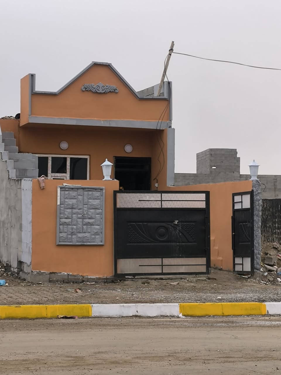 للبيع بيت 100متر زراعي تجاري
نقص بي بس سيراميك وبياض مكان مقابيل 55 قرب جامع الراشدين 
سعر 33مليون ***********
