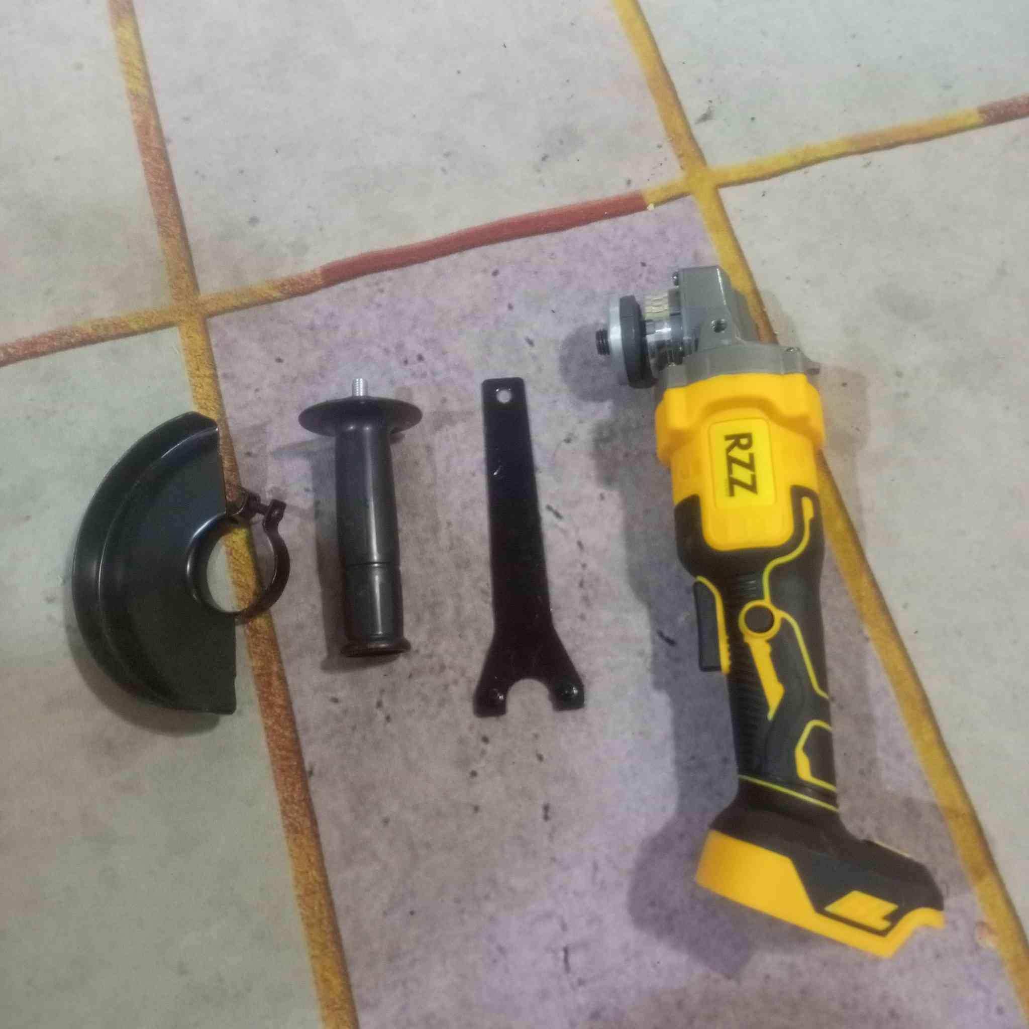 سلام عليكم كوسره جديده للبيع شحن بدون بطاريه سعر ٢٥ دريل شحن درنفيس مستعمل للبيع سعر ٢٠ دريل لقمه كامل معه ٤ بطاريات و شاحنه سعر. ٣٥  و دريل كهرباه  سعر٢٠ مكاني الهوير سوك ***********
