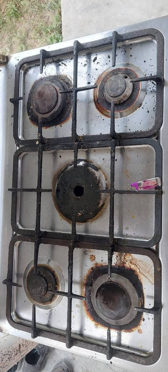 للبيع بوفيه طول 2ونص وطباخ كبير وطباخ صغير مكاني الخالص كلشي وسعره ***********
