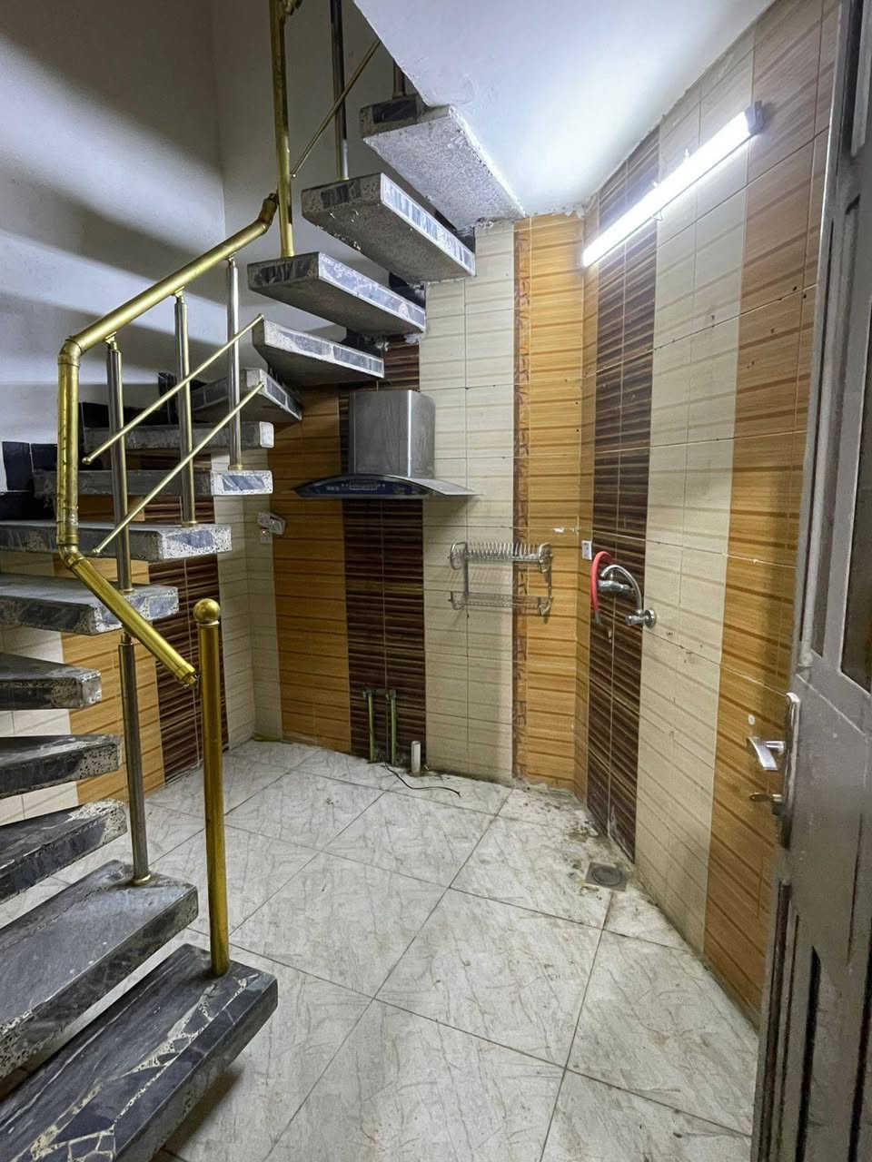 مشتمل للايجار ١نوم وصاله ومطبخ وحمام السيديه مربع راقي مطلوب عائله صغيره مرتبه م الصفا للعقار السيديه *********** شارع المدارس الملكيه هاتف ***********
