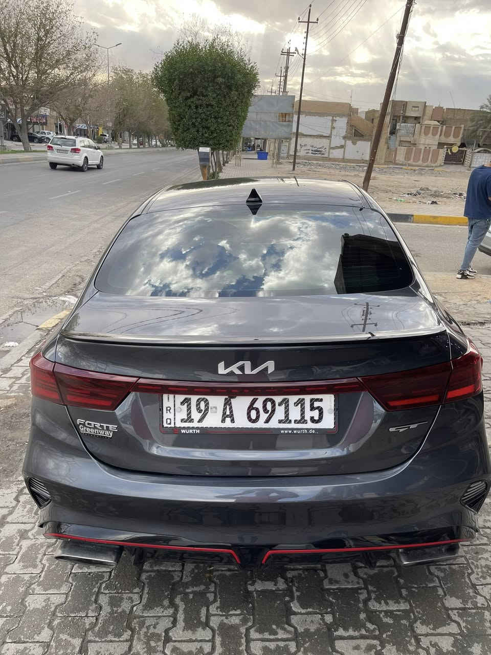 السلام عليكم
فورتي 2023 فئة( GT) اعلى فئة🔥بالفورتي 
محرك 1600 تيربو 201 حصان 
كير DCTدبل كلج 7 نمر
ماشيه (50) ميل 

المواصفات ...
1.بصمة تشغيل + ابواب وصندوق+ تشغيل عن بعد
2 تشغيل عن بعد 
3.رمز Gt على دشبول
4.(شفتات ستيرن)
5.شاشة كبيرة مع نظام تشغيل ابل كار بلي
6.واندرويد اوتو
7.كاميرا دواره (وضعيات عدد2)
8.انظمة قيادة سمارت+ وسبورت+ ونورمال 
9.تدفئة+ تبريد كشنات
10.كشن كهرباء
11.كشنات جلد حضن مطرز احمر مع علامةGT
12.نظام سماعات (هارمن كاردن)🔈🔈
13.لدات داخليه متغيره الالوان( بلادي)
14.قطعتين تبريد
15.شحن وايرليس 
16.دركة D  شكل رياضي مع ختم GT 
17.حساسات خلفية مع جرس تنبيه 
18.رادرات جانبية+ وامامية+ وتحديد مسار + كروز سرعه
19.قياده ذاتيه
20.اوتو هولد+ هاند بريك بصمه
21.نقطة عمياء 
22.كات دوسات جانبية بلادية 
23.دبل اكزوز
ويل كب كروم حجم 18رياضي (السعر 135وبيه مجال)مرقمه معقوين حادث السياره جاملغ امامي وبابتين مال عبريه يعني بحم كبس

***********
