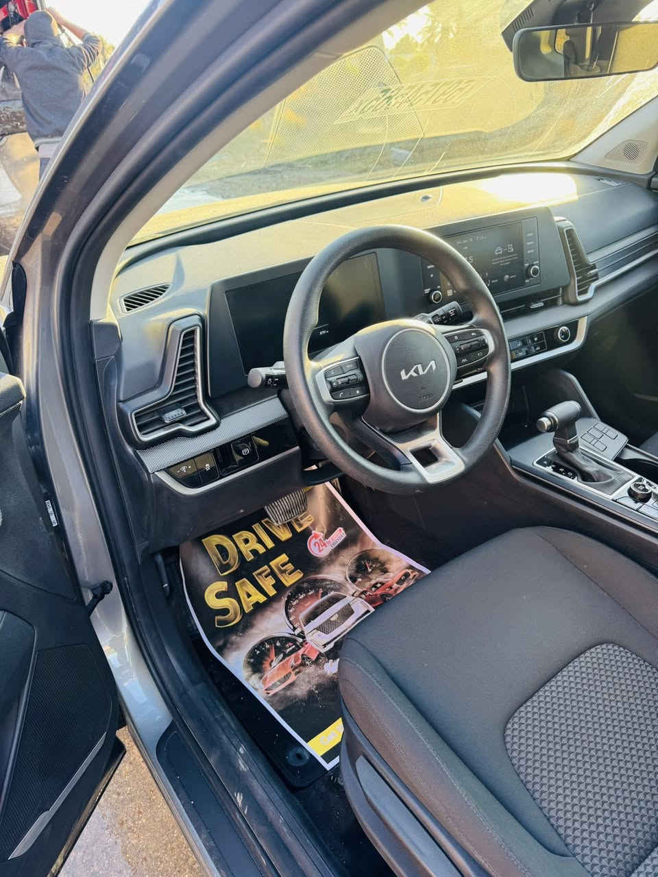 السلام عليكم كيا سبورتج ٢٠٢٥دخول جديد تترقم جميع المحافظات عدا الاقلم حادث فقط الجنطه ومبدل جنطه اصليه بدون صبغ السياره مواصفات السياره عاديه سويج مو بصمه شاشه متصله تحديد مسار حساس كامره خلفيه رادار امامي  للبيع للاستفسار الاتصال ***********
