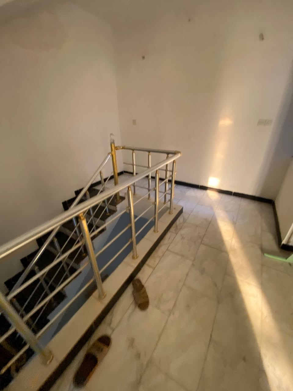 #للايجار______في_____السيديه
بيت مساحه 70 متر 

يتكون من مدخلين 

غرفه نوم ، 
مطبخ ،
 صاله،
 هول، 
حولي ،
 خدمات صحيه ،
وكراج،

#الايجار  ((( ٧٠٠ الف دينار )))

مكتب عبدالله الرفيعي 

* المنتظر للعقار *

للاستفسار 

***********
