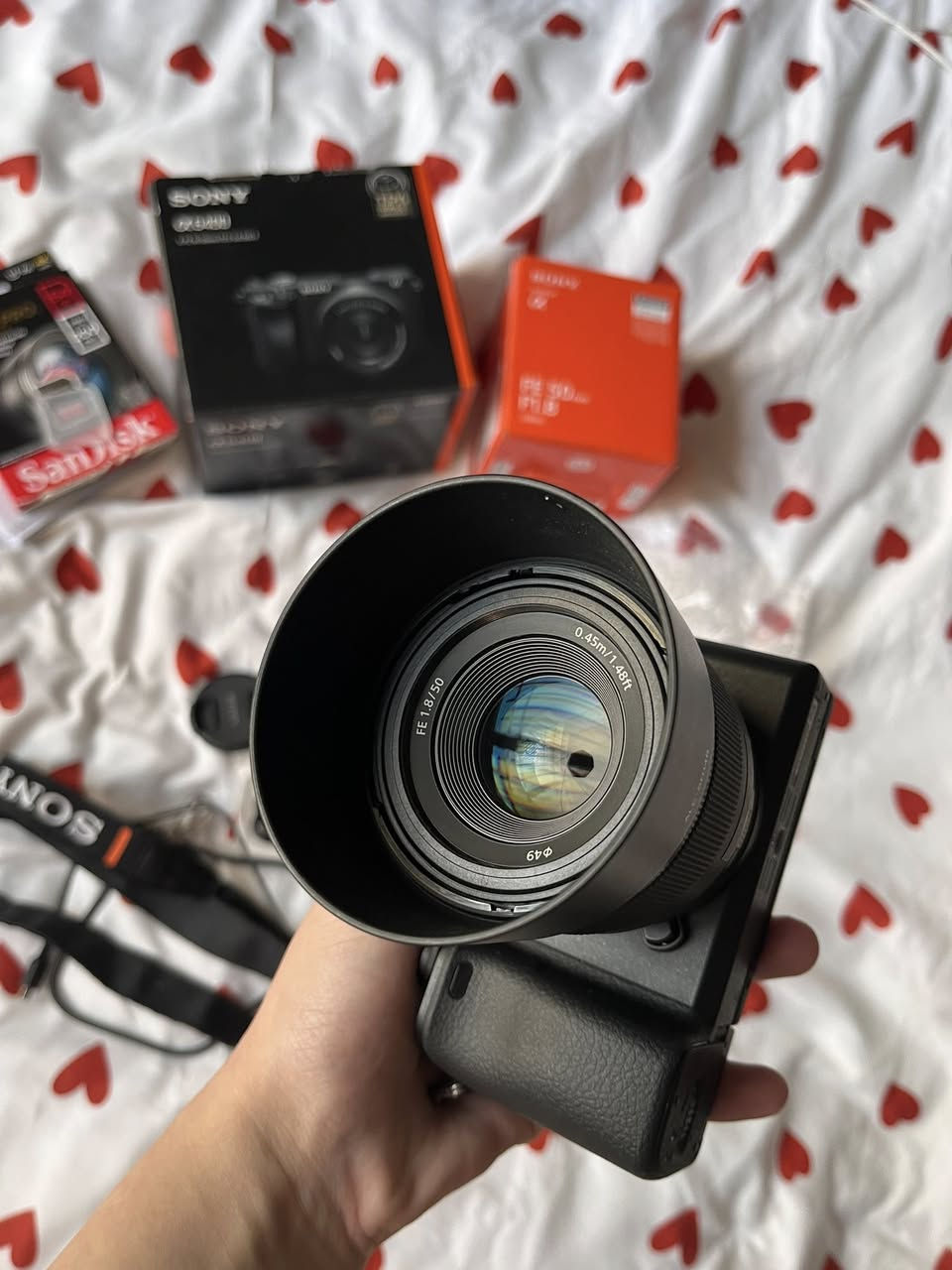 📸 للبيع – Sony A6400 بحالة ممتازة
كاميرا نظيفة جداً استخدام شخصي وخفيفة
استخدم لفترة قصيرة متتجاوز ل٦ أشهر 
ما بيها أي خلل، الفحص مفتوح

🔸 المواصفات:
 • تصوير 24.2MP
 • فيديو 4K
 • شاشة متحركة
 • فوكس سريع جداً

🔹 مرفق وياها:
العدسة الي تجي مع الكامرة 16-50 
 • عدسة 50mm f/1.8
 • بطارية + شاحن + رام 64 كيكا 
 • كرتون 

عدد الشتر: ( 5026 )

السعر: 1,250,000
الموقع: بغداد


**إذا كنت صاحب هذا الإعلان وتريد حذفه لأي سبب، رجاءا أرسل رسالة إلى الدعم الفني**