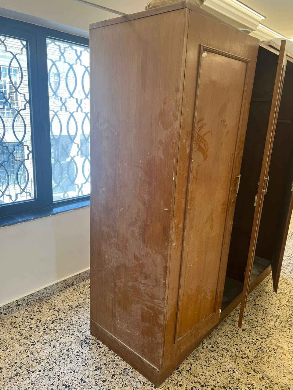 السلام عليكم
للبيع كنتور خشب صاج عراقي قديم ٣ ابواب 
تفاصيله موضحة بالصور
يحتاجله صبغ و تبديل قفالة الابواب
السعر تقييم باليرضي الله
المكان بغداد الرصافة .. تفضلو لاي استفسار


**إذا كنت صاحب هذا الإعلان وتريد حذفه لأي سبب، رجاءا أرسل رسالة إلى الدعم الفني**