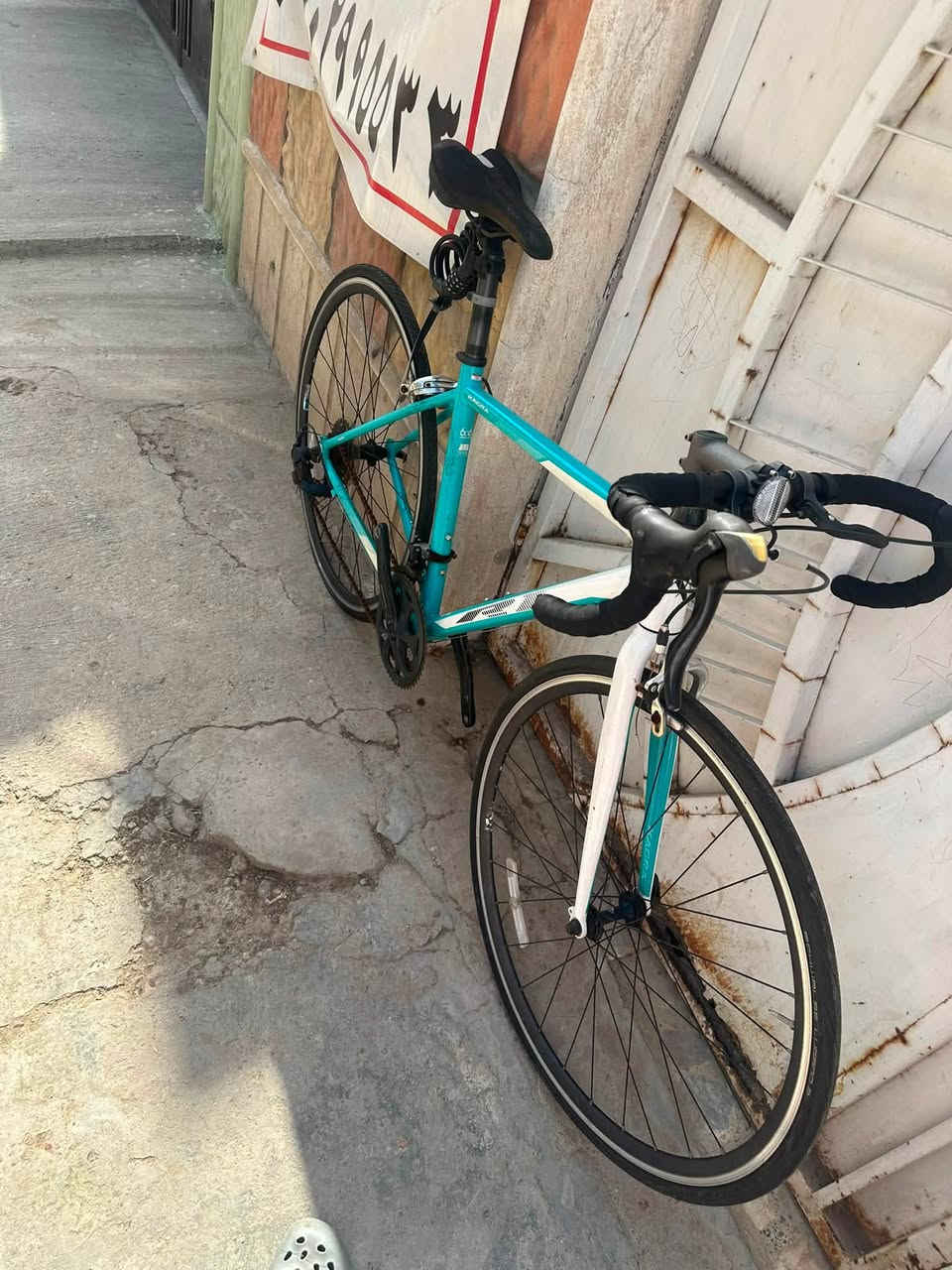 KAGRA R1 🇯🇵
•
•
دراجة الطريق (Road bike) ماركة يابانيه اصليه
 مال حاويه بعدها بلاديه مملعوب بيها نهائياً على وضع الاستيراد

معدن الدراجة من المنيوم بالكامل
نسبه ضافتها 98‎%‎
ابعاد الفريم : حجم 28 / قياس 51 M
وزن الدراجة بالكامل : 9 كلغم

مجموعة الدراجة Shimano Tourney شيمانو تورني
عدد التروس : 2 / 7
ويالتها المنيوم طبقتين كمبليون فتح وشد سريع
اطارات الدراجة شوالبي 25/c700

السعر: 250 الف دينار وبيها مجال الشراي يدلل
العنوان: بغداد / الشعب / سوق شلال / قرب مركز شرطة شارع عدن
للاستفسار: ***********
