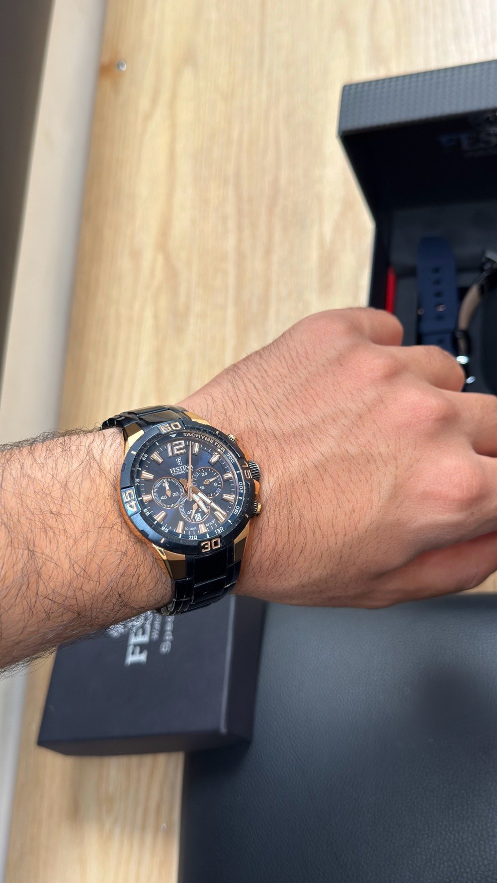 🔥 للبيع: ساعة Festina Chrono Bike — Special Edition
ساعة رجالية أصلية، حالة ممتازة، استعمال خفيف.
▪️ كرونوغراف رياضي فاخر — صناعة إسبانية
▪️ علبة فولاذية 44.5 ملم بلمسات Rose Gold
▪️ مقاومة ماء 10 بار (تتحمل السباحة)
▪️ حركة كوارتز يابانية Miyota
▪️ زجاج معدني مقاوم للخدش
يشمل البيع:
✅ السوار المعدني الأصلي
✅ سوار مطاطي أزرق إضافي
✅ أداة تغيير السوار
✅ العلبة الأصلية كاملة
💰 السعر: 300,000 دينار — قابل للتفاوض للجاد
📍 بغداد — التسليم باليد
 واتساب
ملاحظة: سعرها الأصلي يتجاوز 450,000 دينار. فرصة لمحبي الساعات الأصلية بسعر مغري.