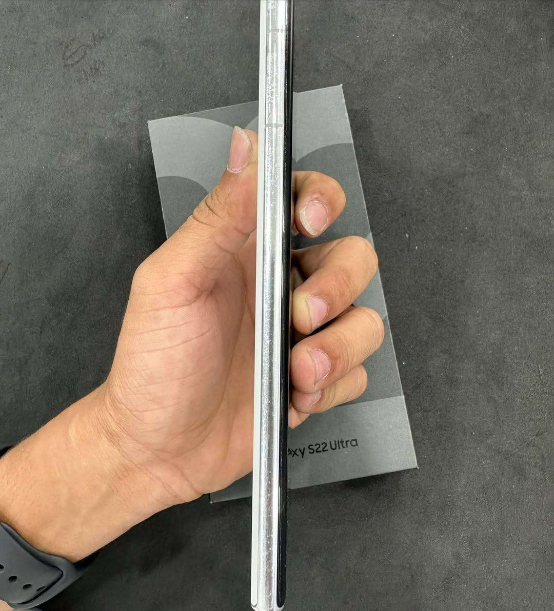 كالكسي s22 الترا ذاكره 512 عشوائيه 12 
للبيع او مراوس جهاز شرط الفحص بي ضمان 
نضافه 100% شركه جبال شاحنه اصليه كارتونه ضايعه لونه ابيض لونه مميز ذاكره 512 
 مع شاحنه اصليه جهاز بعده نضيف جهاز بصمه كامره تقرب كيلو متر رقم الهاتف *********** مكاني كربلاء سعره 580 كربلاء, العراق
