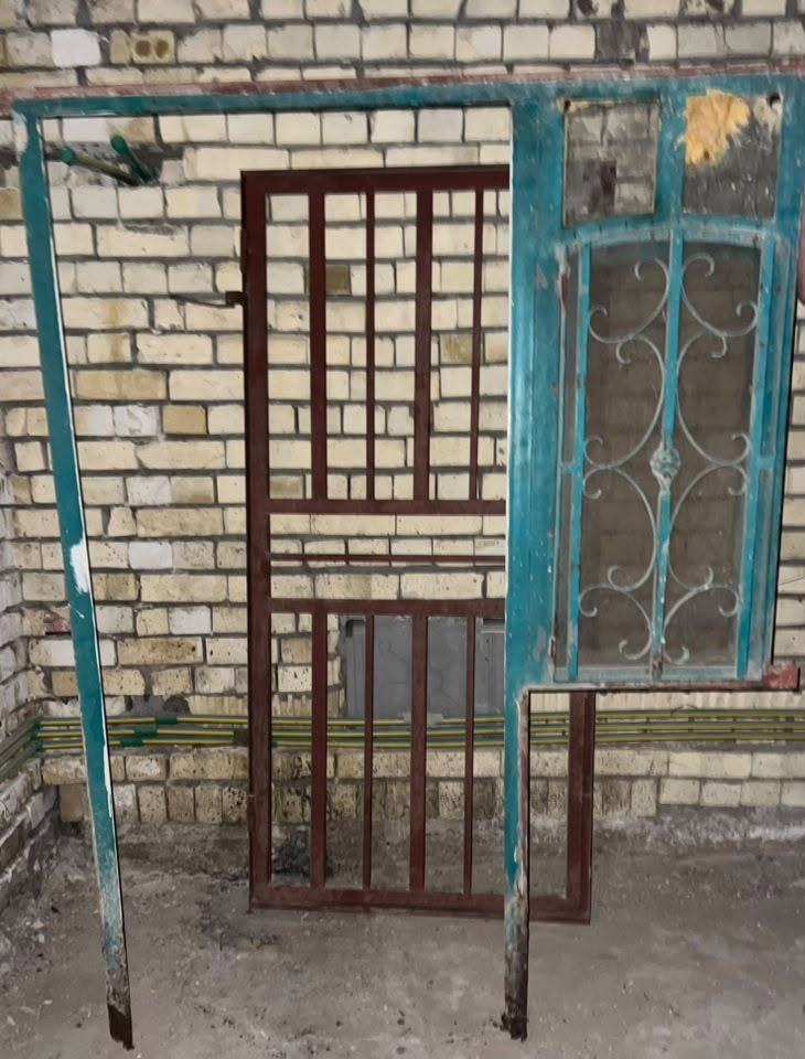 السلام عليكم باب حديد مع فريم وشباك فردة واحدة حديد مستعمل قياس الباب عرض 90 وارتفاع متر وقياس فريم متر ونص عرض وارتفاع مترتين
وباب حمايه جديد قياس  عرض 90 وارتفاع مترتين قيم واخذ وبالعافيه على ياخذها مكان دورة شارع 60 
للتوصل اتصال ابو واتساب 
***********
