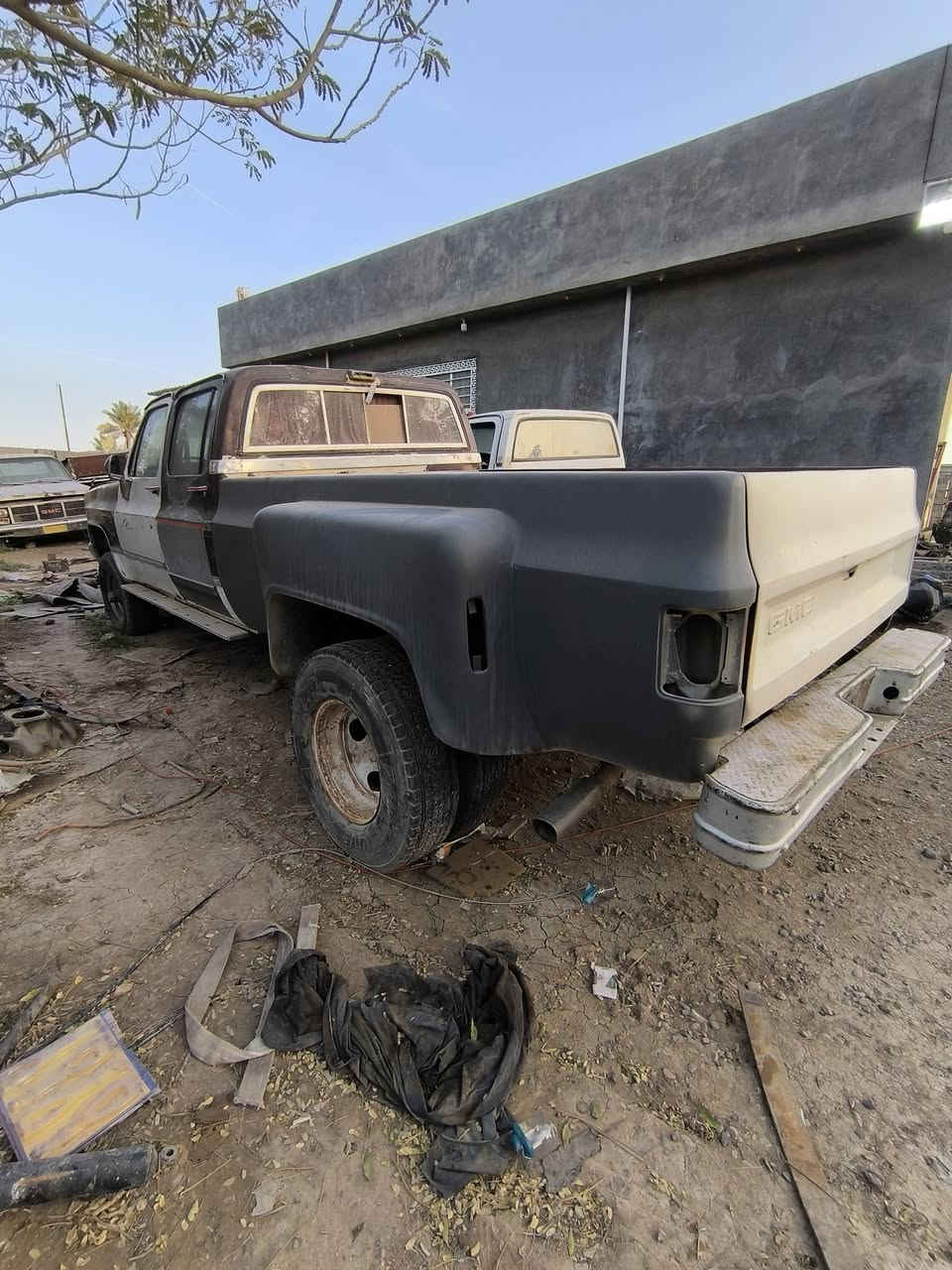 السلام عليكم للبيع شفر موديل ٨٤ دبل قمارة بدي مصفح مزود رقم بغداد اللماني شرط التحويل لون جوزي دبل اكسل دبل تاير محرك ٣٥٠ گير ٤٠٠ السيارة شغالة مكاني بغداد ***********
