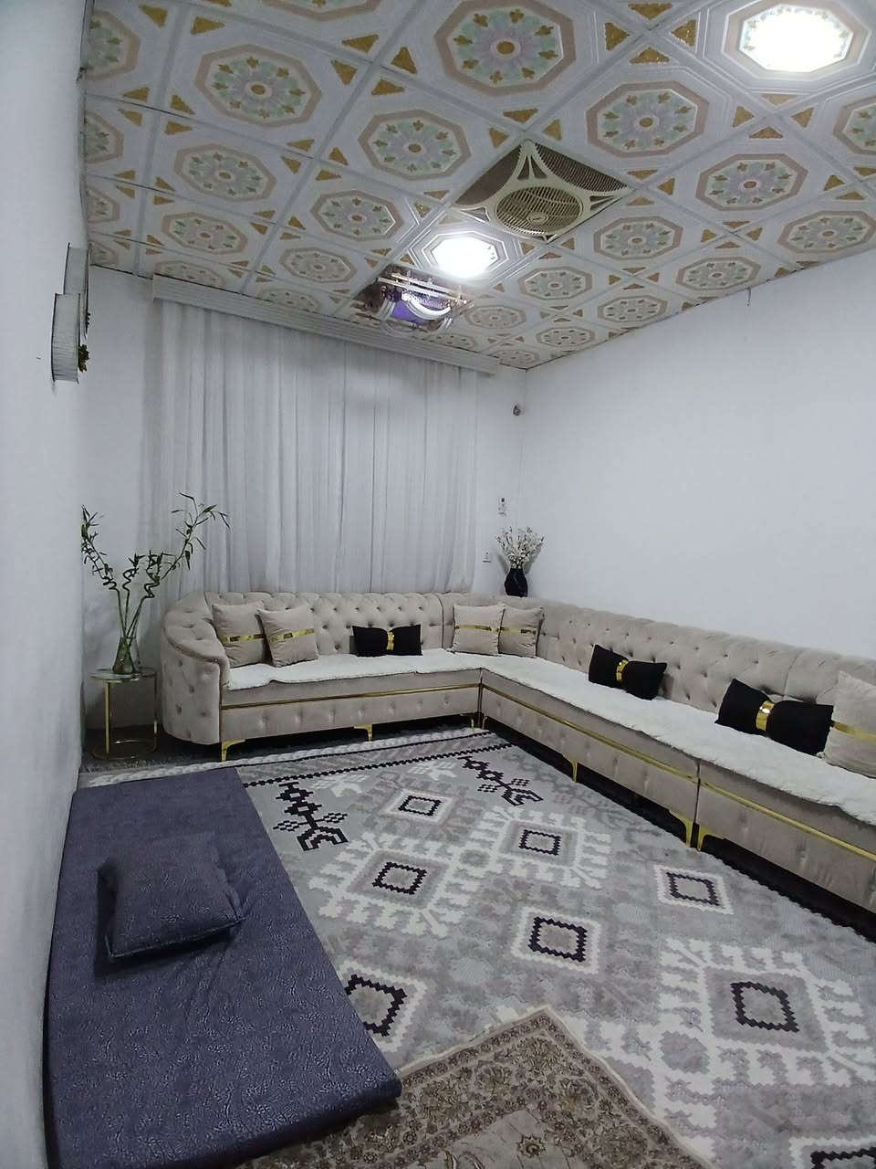 دار للبيع ١٠٠ متر بلديه خلف جامع سيد مرسلين البيت يتكون من كراج سياره استقبال و مطبخ  و مساعد مطبخ وهول و نوم عدد واحد و بيتونه هاتف ***********/*********** واتساب على رقم كورك
