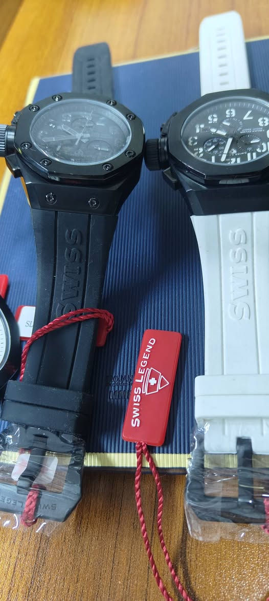 تحفة الغواصين النادرة.. Swiss Legend Trimix Diver بقلب سويسري وقفل بحري ⚓️
​الوصف:
لعشاق الساعات الضخمة والقطع "النوادر" التي تفرض حضورها.. متوفرة الآن ساعة Swiss Legend الأصلية بموديلها الأيقوني Trimix Diver. تصميم رياضي فريد يجمع بين متانة الهيكل ودقة المحرك، قطعة "لقطة" وجديدة تماماً.
​أبرز المواصفات الفنية والمنشأ:
​نظام القفل البحري (Screw-Down Crown): مزودة ببرغي قفل (كوكة قفل) لضمان عزل تام للمحرك ومنع دخول الماء أو الرطوبة، وهي ميزة الساعات الغطس الاحترافية.
​القلب النابض (المحرك): تعمل بـ ماكنة سويسرية أصلية من إنتاج شركة ISA Swiss العريقة، المعروفة بدقتها الفائقة وعمرها الطويل.
​نظام الكرونوغراف (الستوب ووتش): مجهزة بـ 3 أقراص داخلية احترافية (عداد الدقائق، الثواني، وعداد 1/10 من الثانية) لأقصى درجات الدقة في التوقيت.
​التاريخ والتقويم: نافذة مدمجة لعرض اليوم والشهر بوضوح تام.
​الهيكل والبودي (The Case):
​التصميم: هيكل "مثمن الأضلاع" (Octagonal) فخم جداً على اليد.
​المادة: مصنوع من الفولاذ المقاوم للصدأ (Stainless Steel 316L) عالي الجودة والمقاوم للتآكل.
​الحجم والوزن:
​القطر: 46 ملم مع سُمك 14 ملم، مما يعطي الساعة "هيبة" استثنائية.
​الوزن الصافي: تزن الساعة 150 غرام، وزن حقيقي يعكس فخامة المعدن وثباته على المعصم.
​الزجاج والمقاومة:
​الزجاج: كريستال معدني مقوى (Mineral Crystal) مقاوم للصدمات والخدوش.
​مقاومة الماء: مصنفة كـ Diver 200m (مقاومة لضغط الماء حتى عمق 200 متر).
​الحالة: جديدة تماماً (New Without Box).
​القيمة والندرة:
​تاريخ الإصدار: انطلقت هذه السلسلة في عام 2010، وتوقف إنتاجها رسمياً بعد عام 2017، مما يجعل امتلاك قطعة "جديدة" منها اليوم فرصة استثمارية حقيقية للهواة، فهي قطعة لم تعد تُنتج ولن تجدها عند غيرك.


**إذا كنت صاحب هذا الإعلان وتريد حذفه لأي سبب، رجاءا أرسل رسالة إلى الدعم الفني**
