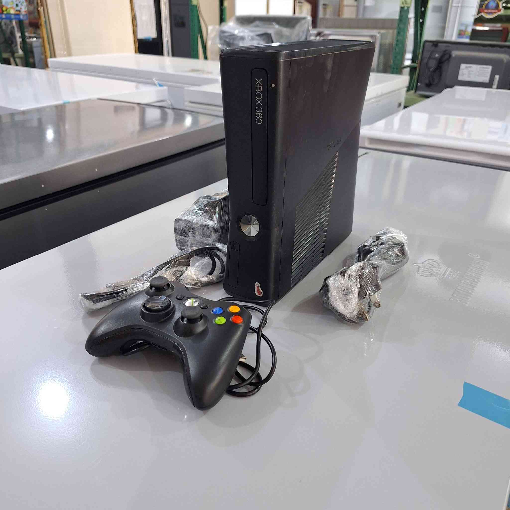 اكس بوكس 360 سلم
جوستك 1 
محوله اصليه 
جهاز متروس العاب 
كامل ملحقات 
سعره 100
توصيل 6 جميع محافظات
***********
انستا ps4.3.2
تيك توك ps4.3.2
