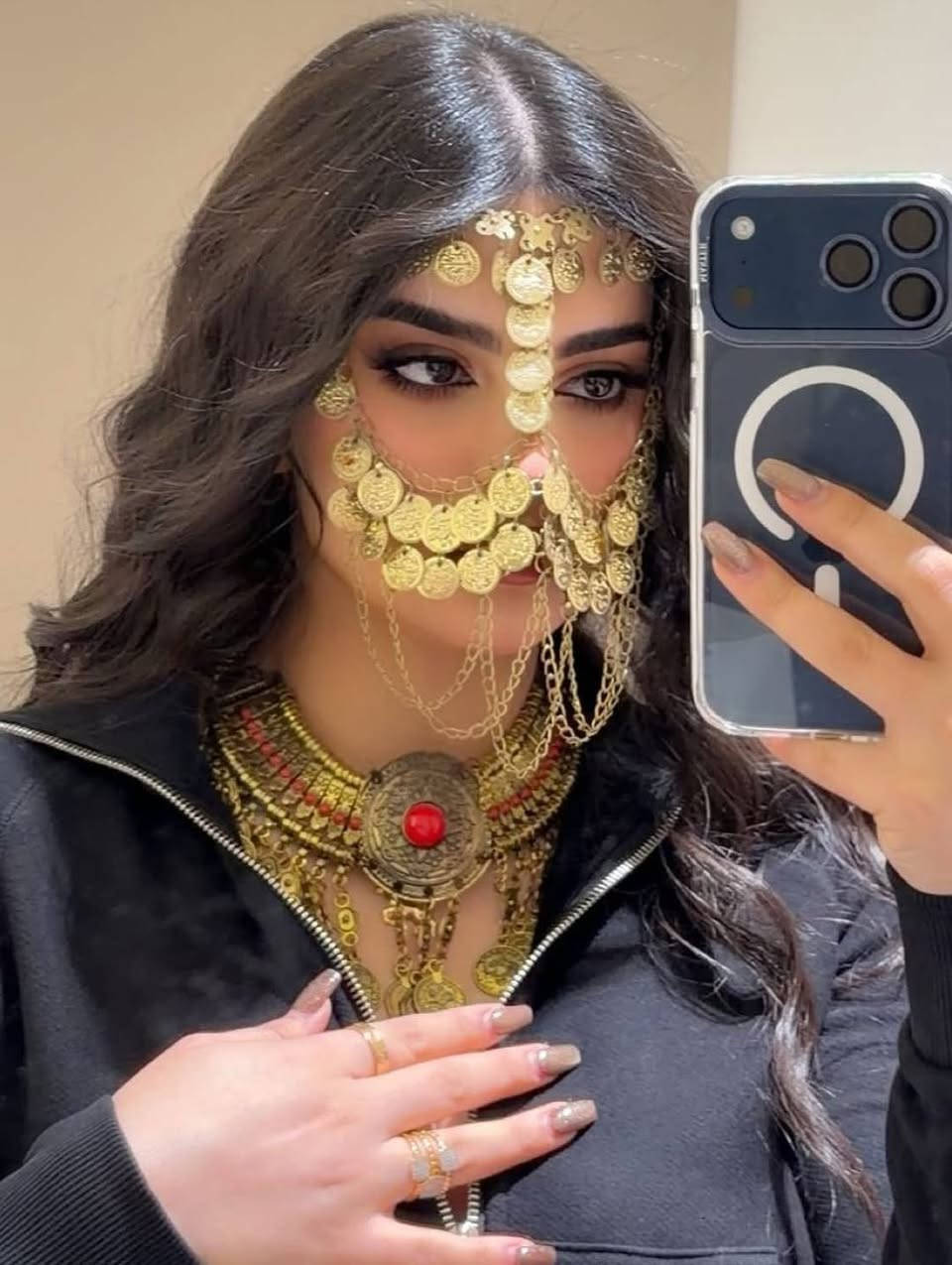 بركع بإطلالة عراقية تراثية تخطف الأنظار ✨
فخامة الماضي بلمسة عصرية… قطعة مستوحاة من التراث العراقي الأصيل، تعطيك حضور ملكي وأناقة مختلفة بكل مناسبة.

تفاصيل العملات الذهبية تعكس جمال التراث وتخلي إطلالتك مميزة وما تتكرر.

فخامة × أنوثة 
مناسبة للأعراس 👰🏻‍♀️ وجلسات التصوير 📸 والسهرات الملكية 
📌يوجد خدمة توصيل لجميع محافظات العراق


**إذا كنت صاحب هذا الإعلان وتريد حذفه لأي سبب، رجاءا أرسل رسالة إلى الدعم الفني**