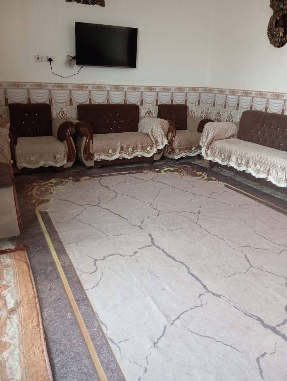 بيت للبيع بناء حديث طابوك سگف كونكريت مساحته 190 موقعه في حي الحسين طريق ابوالماش فرع الصيدليه يحتوي على غرفتين وصاله ومطبخ وصحيات السعر الاتصال على الرقم ***********

