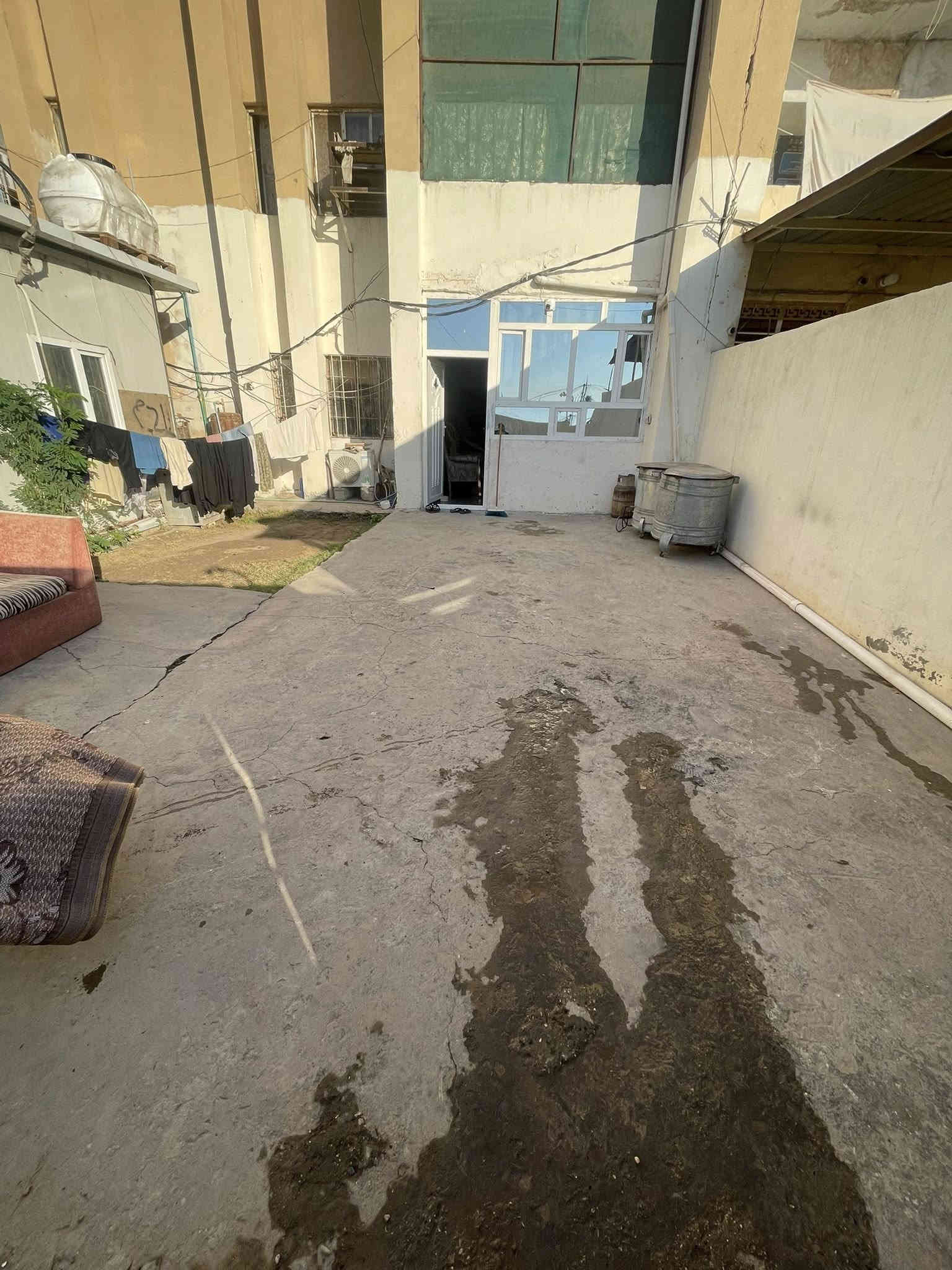 لسلام عليكم للبيع شقة طابو صرف (موقع مميز )جدا تعتبر بيت سند مستقل المساحه ١٠٢ م الشقه مترممه حديث ماء مجاري كهربائيات كله حديث تحويرات ارضيه بورسلين غرفتين نوم وستقبال  ومطبخ وصحيات كله درجه اولى 
بيها كراج كلش جبير وبيها  سندويج راح ينشال 
وذا المشتري يحب يشتري يستثمر ياجر المشتمل السندويج وذا يحب يسوي مكانه حديقه عنوان ابوغريب مجمع عمارات الالبان رقم عماره١٤ 
استفسار هاتف***********
