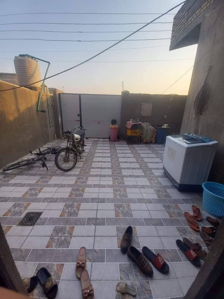 دار للبيع او الايجار 3غرف وصاله ومناور عدد2+كراج مساحة البناء200م طابقين الطابق الاول بناء طابوق والطابق الثاني بناء بلوك تاجريان الطابق الثاني غرفتين وصاله وحمام يحتاج فقط لبخ وسراميك كهربء وماء واصل 
الدار باسمي وقف سني تحويل ثاني يوم
بسم المشتري
العنوان طريق الوسطي قرب مدرسة الصفره شارع قمر بني هاشم الاتصال علئ الرقم مباشر بدون دلال ملاحضه للايجار او البيع
بالنسبه للجيران ذهب الذهب منطقتي امنه 100%
هاتف ***********
