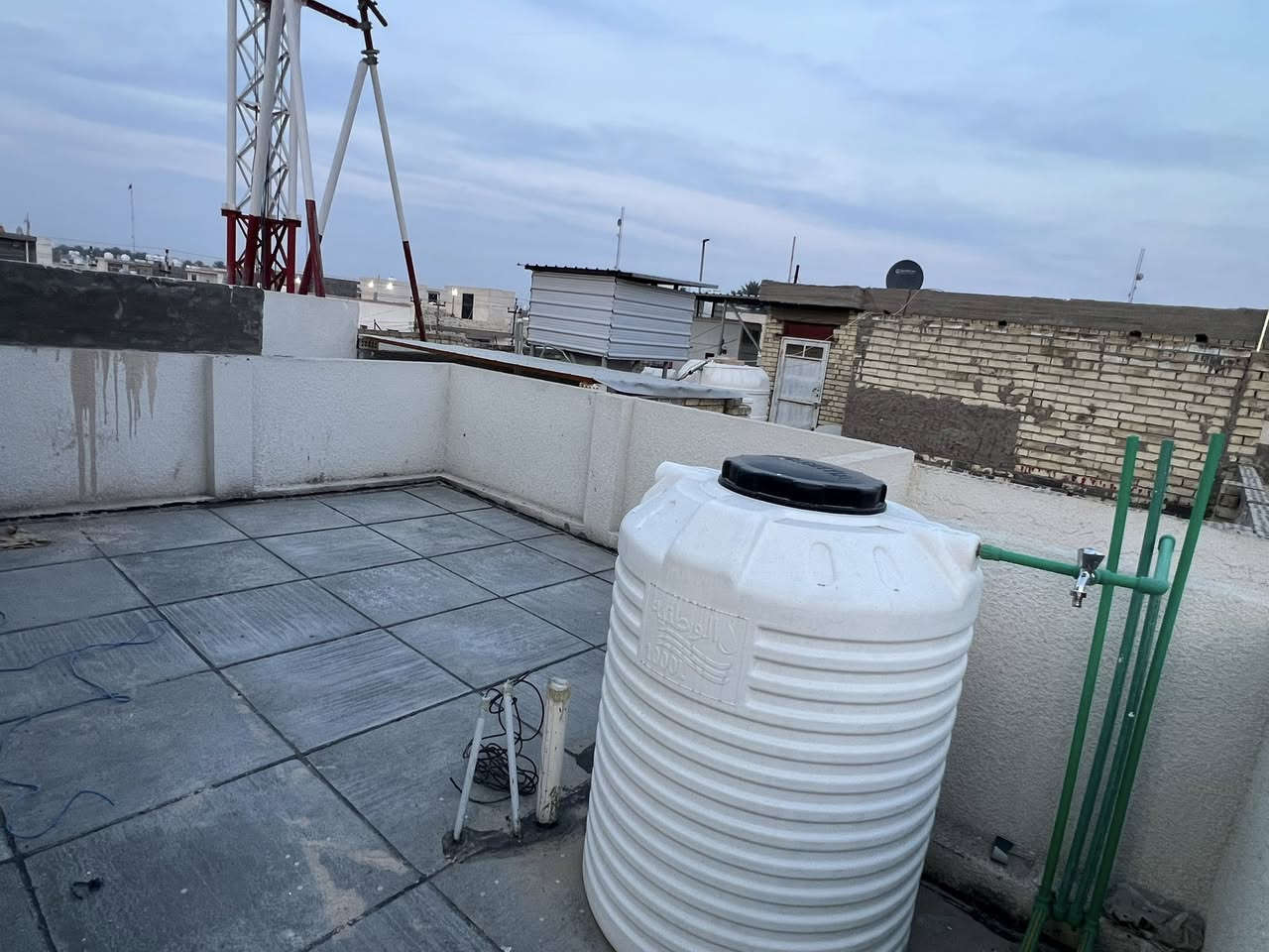 دار للبيع في الدورة البعيثة مجمع الامل طابو زراعي سند 25 المساحة 100م واجهة 6.25 نزال 16 يتكون من ثلاث طوابق بناء حديث زيرو الطابق الاول يتكون من مطبخ. استقبال. صالة. حمام.  غرفة نوم.  ولطابق الثاني غرفتين نوم. حمام. صالة. ولطابق الثالث بيتونة ومخزن للاستفسار ***********
