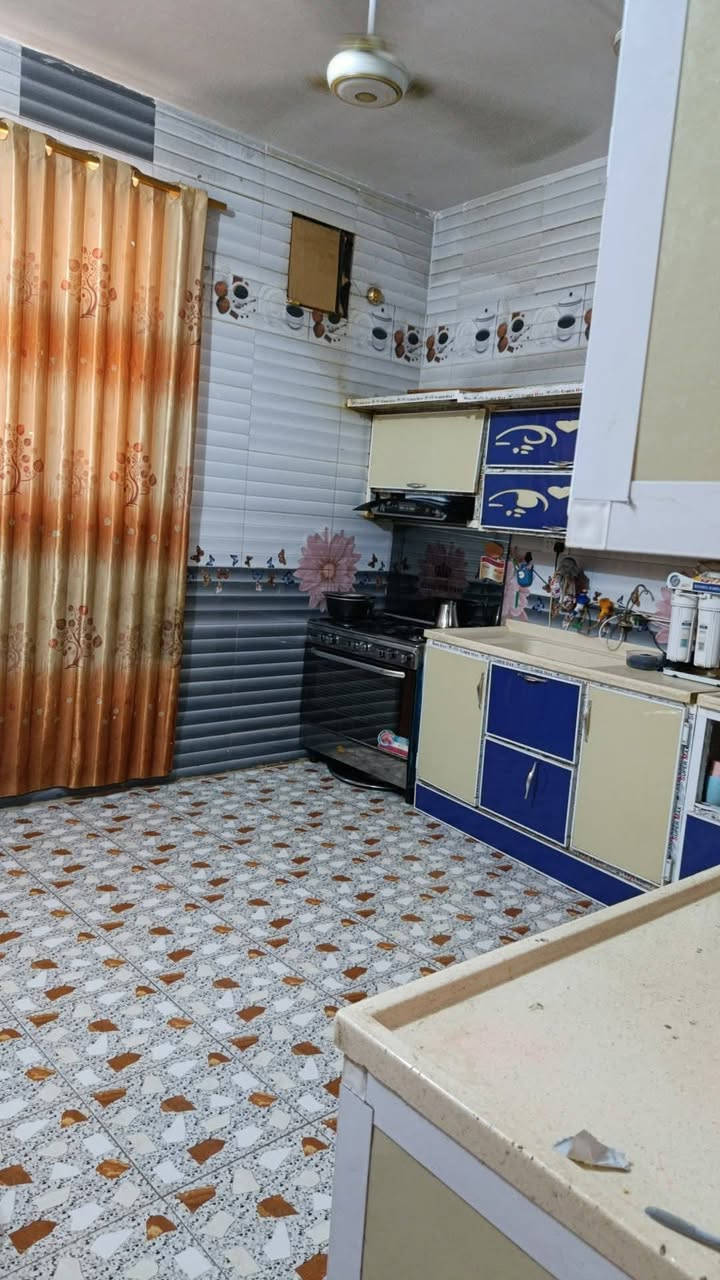 السلام عليكم ورحمة الله بيت للبيع المساحة ١٦٠ متر طابو سند ٢٥ بسمي البناء هول استقبال وعرفه ومطبخ وصحيات داخليه وخارجية البيت كلش نضيف واحله من الصور العنوان طهمازيه فرع المدرسه الاستفسار  ***********
