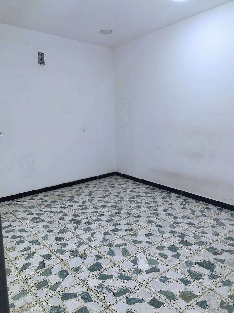 توفرت شقة للأيجار طابق اول في منطقة حي اور تحتوي على غرفة نوم واستقبال و مطبخ و بلكونه للأستفسار ***********
