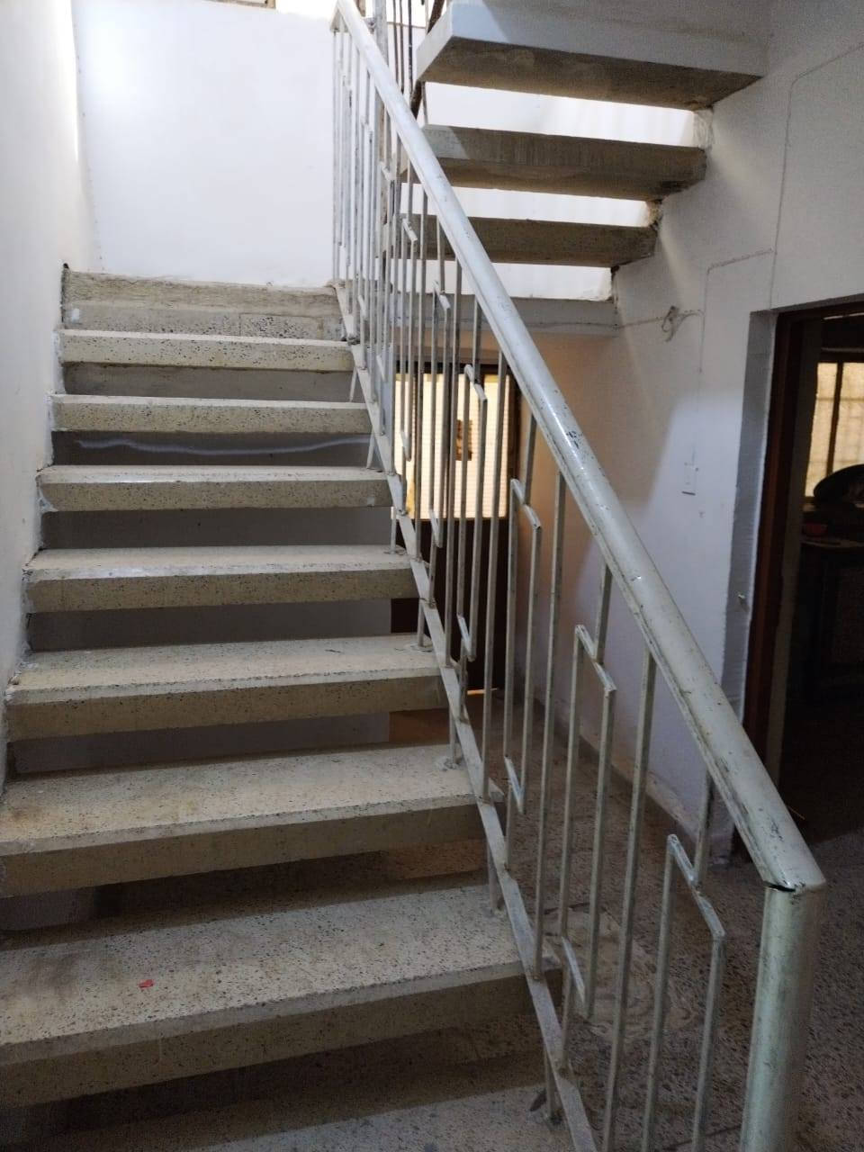 السلام عليكم
 للبيع بيت 200 متر +مشتمل كامل معزول طابق ثاني الموقع حي العمال الشارع العريض مال فرن الصمون (سابقا) خدمات كامله البيت طابوق السقف صب ويتكون من حديقة وكراج وغرفة استقبال كبيرة وصالة وغرفة نوم وصحيات عدد ٢ ومطبخ  + الطابق الثاني البناءبلوك درجة أولى والسقف صب المشتمل ويتكون من صالة وغرفة نوم ومطبخ وصحيات + إضافة غرفة كبيرة 6*3 سندويتش مخزن للأستفسار الأتصال على الرقم *********** متوفر واتس اب غير موجود على الخاص.
