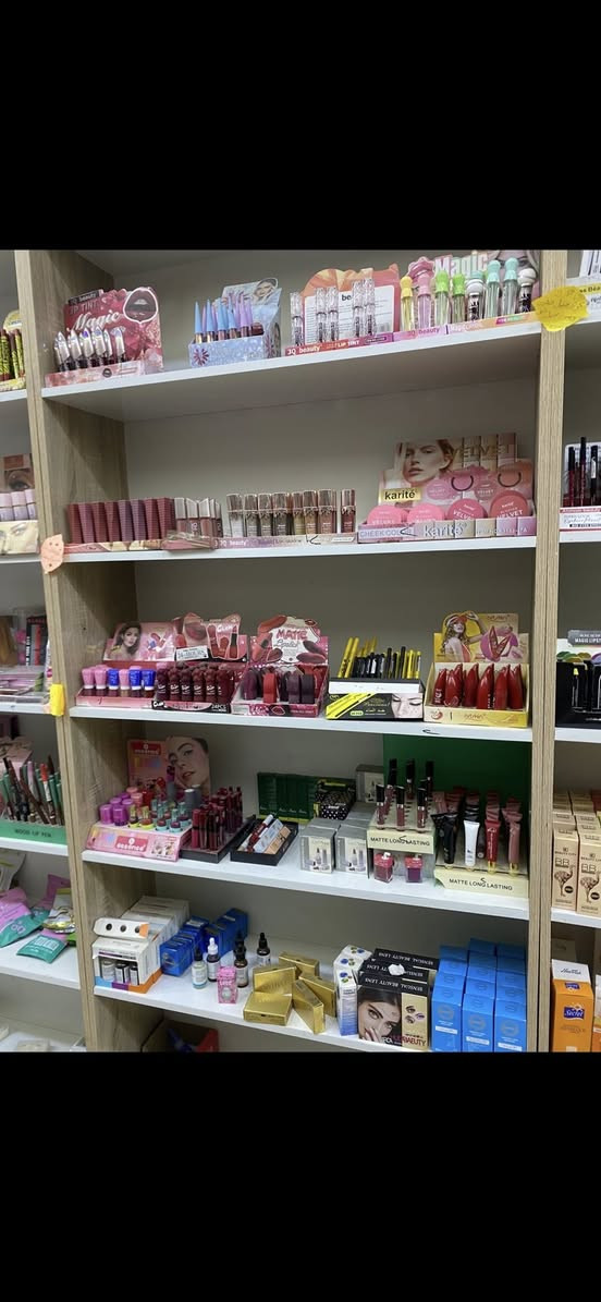 للبيع رفوف نضافه 95 عدد24 + ميز كاشير  وغراض كوزمتك تصفيه محل بسعر مناسب جدا مكان بغداد حي اور  بركن شارع المخازن للاستفسار ***********
