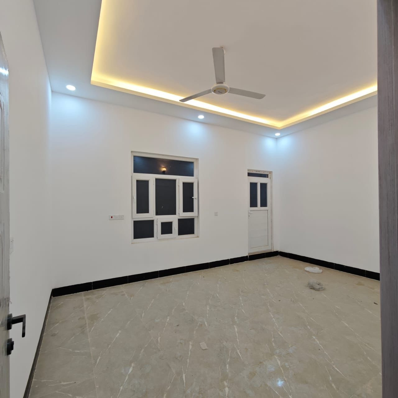 دار للبيع 200م وجه 10م ونزال 20م ديوم حي التوحيد
طابقين اربع غرف نوم واستقبال معزوله وصاله ومطبخ
حمامات داخليه وخارجيه 
السعر 145 مليون وبي مجال 
للاستفسار *********** و *********** 
يرهم مراوس ب تونات 100م
