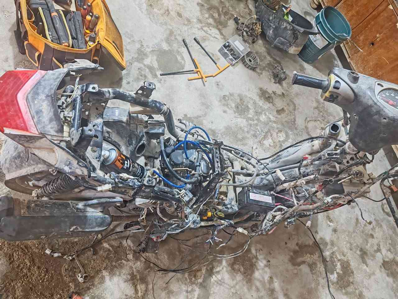 شتريد غراض سكنس  ياباني نثيه عندي كوله بلادي وع الفحص العليك راسلني وتدللو
مكينه شغال شرط لا تبخير ولاتنقيص
كابريتر
ماكينه
ظفيره
بدبلات اماميه وخلفيه
صالنصه شيال
وياله تايران
ماكنيت


**إذا كنت صاحب هذا الإعلان وتريد حذفه لأي سبب، رجاءا أرسل رسالة إلى الدعم الفني**