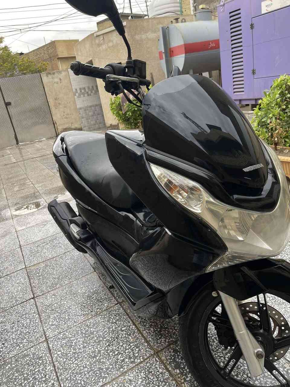 السلام عليكم.
pcx جيل اول ياباني jf 
دراجه مكفوله عام. 
ماشيه 26.
حساس ازدحام 
ستان كهربائي 
تخم تاير جديد 
السعر (11)
وبيهه مجال حك الجيه 
دراجه مكفوله من كلشي. 
***********. واتساب متواجد.
مكاني الشعب سوق 4000
