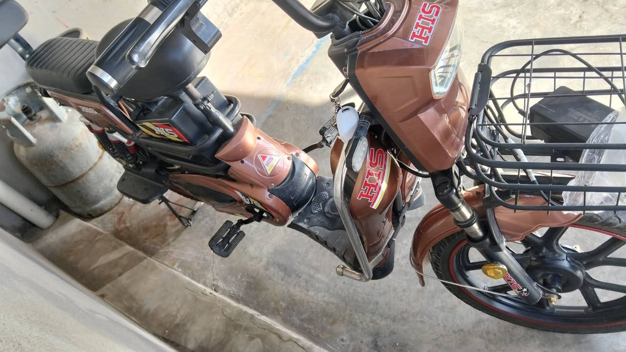 دراجة شحن خمس بطاريات كله شغال نظيف معها رومونت 2 وكارت بصمة2 واربع سويجات وشاحنة السعر 275 بي مجال الموبايل *********** كركوك
