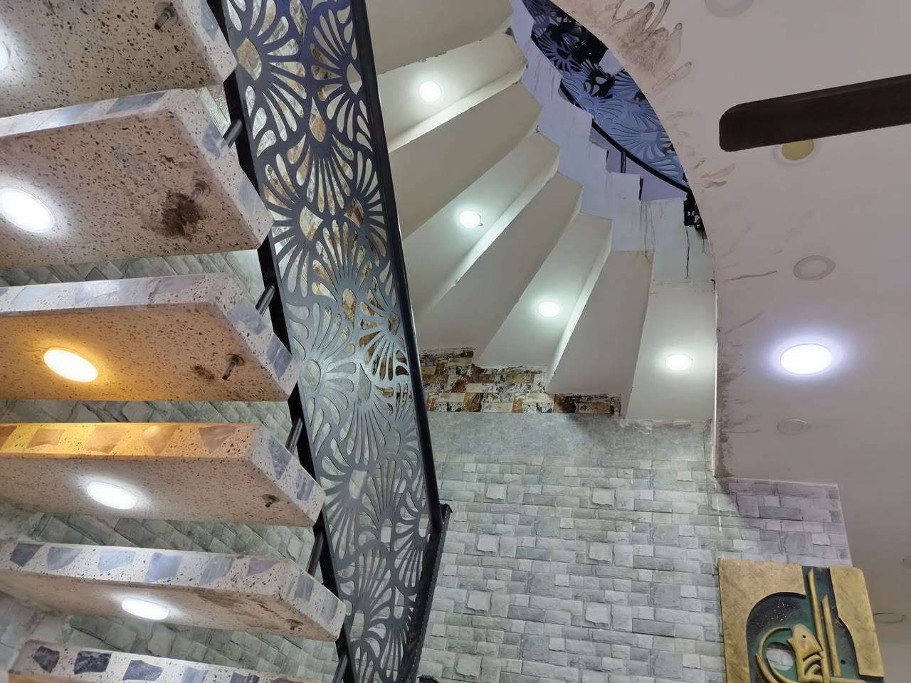 بيت ثلاث طوابق للبيع في منطقة الجبيلة موقع ممتاز جداً البيت حديث ونظيف جداً
.
جنس العقار / طابو ملك صرف  
مساحة البيت 168 متر  ، الواجهه 8

مواصفات البيت /  

الطابق الارضي الغرفه 4×5 ، الديوانية 4×9، مطبخ مفتوح على الصاله،  وطارمه ، حمامات عدد 3

الطابق الثاني : عباره عن ثلاث غرف نوم  غرفه 4× 11 نظام سويت الغرفة الثانية 4×6 ، الغرفه الثالثه  4×5 وصحيات . 
الطابق ثالث : عباره عن غرفتين ، وحده 4×6 والثانيه 3×4 

.
السعر 350 مليون  
.
للمعلومات اكثر 

الاتصال على الرقم الموضح ***********
او زيارة موقعنا 
البصره _ شارع عام حي الزهراء _ قرب مستشفى النفط 
الذهبي للاستثمار العقاري
مجاز قانونياً
