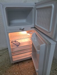 ثلاجه للبيع جديده جدا سعرها 75 وبيها مجال  مكاني بغداد الزعفرانية 0773...