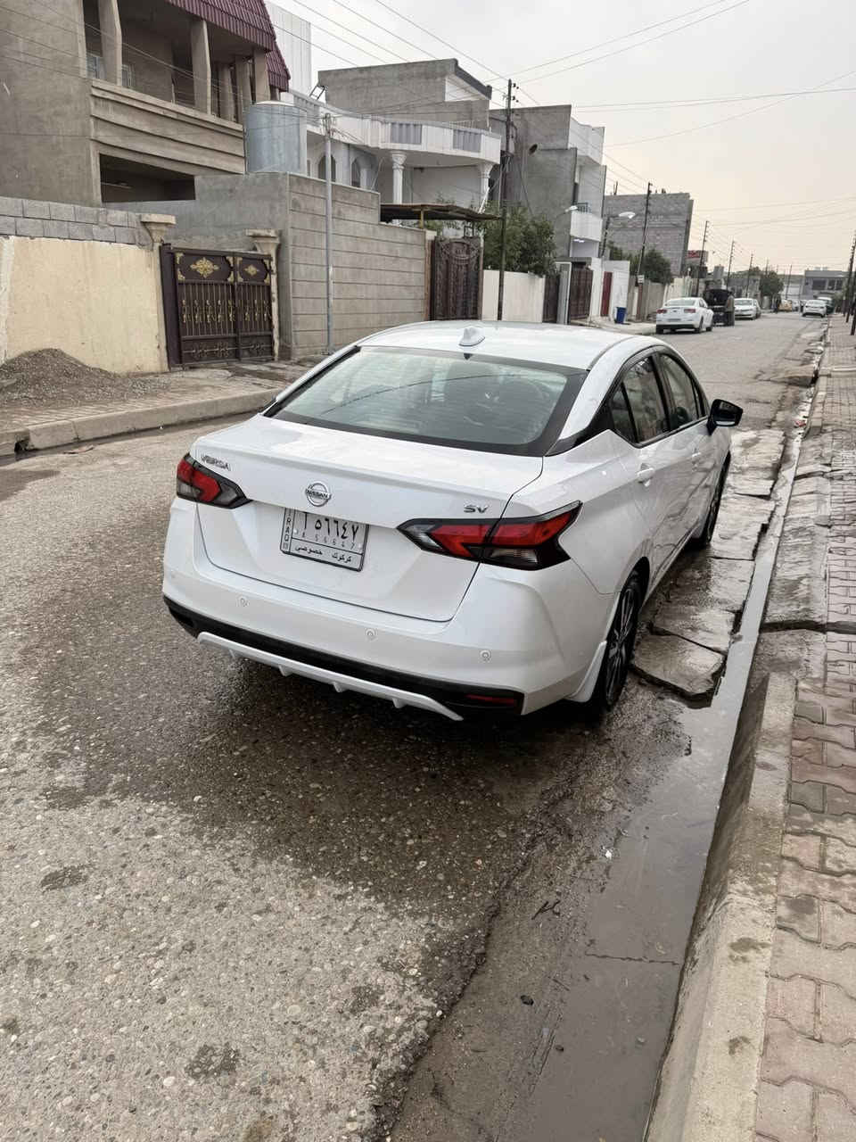 🚗 إعلان بيع سيارة: نيسان فيرسا 2020 (SV)
لأهل كركوك الكرام، سيارة ممتازة وبحالة نظيفة جداً للبيع:
 النوع: نيسان فيرسا (Nissan Versa)
 الموديل: 2020
 الفئة: SV
 اللون: أبيض صدفي مميز (مطلوب جداً في السوق)
 الرقم: رقم كركوك (هزة وفحص جديد، جاهزة للتحويل)
 الممشى: 38,000 ميل فقط (عداد حقيقي ونظيف)
🛠️ تفاصيل الحادث والجاهزية:
 الحادث: ضرر خارجي خفيف جداً 
 الإيرباغات: سليمة 100% ولم تفتح (شرط الفحص).
 الصور: صور الحادث مرفقة مع المنشور للمصداقية والشفافية التامة.
✨ المواصفات والوضع الميكانيكي:
 السيارة بحالة الوكالة من ناحية المحرك، الجير، والتبريد.
 داخلية نظيفة جداً وبحالة ممتازة.
 اقتصادية جداً في استهلاك الوقود وجاهزة للاستخدام فوراً دون الحاجة لأي مصاريف.
 📍 مكان السيارة: كركوك
 💵 السعر: (125 ورقة : "للاستفسار يرجى المراسلة أو الاتصال")
 📞 للتواصل والاستفسار: (***********)
