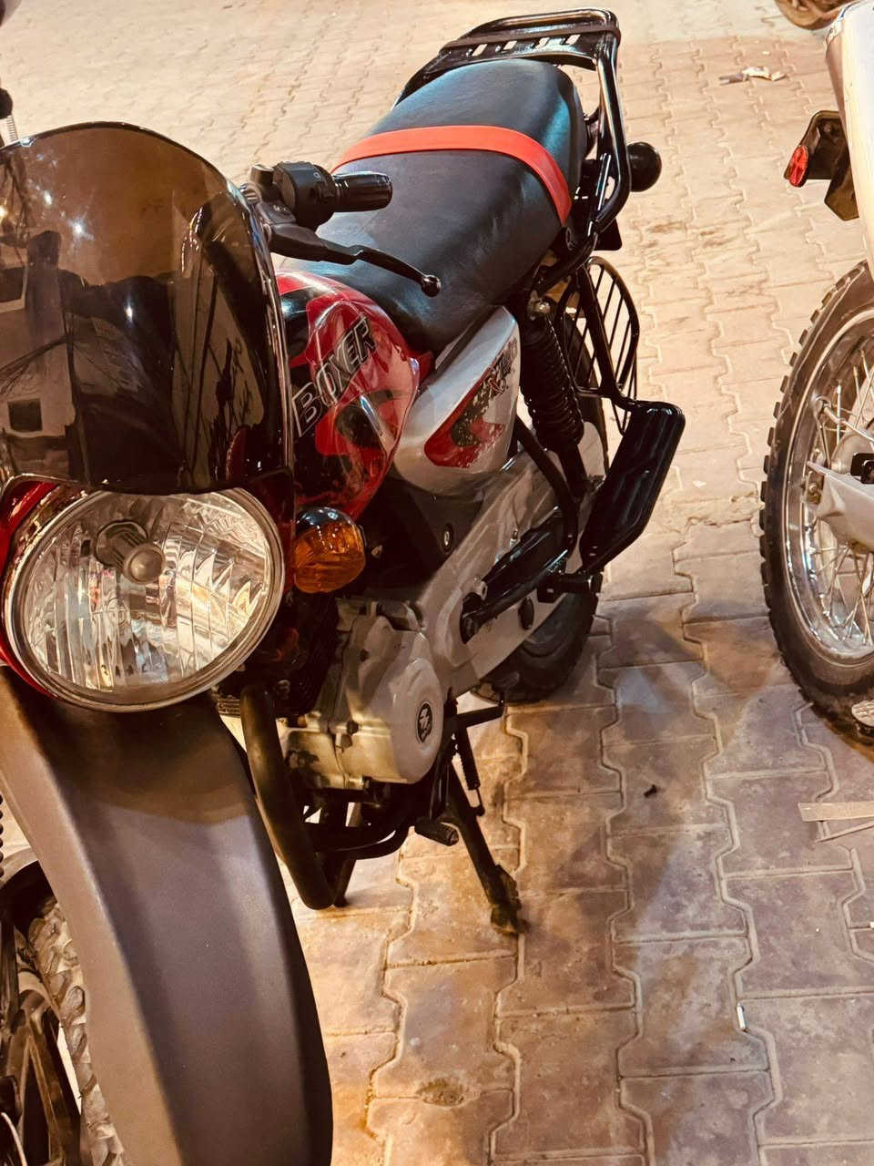 سلام عليكم دراجه بوكسر مرقمه 21 نازله 23 دراجه جديده وخير من الله تايرات جدد سلف وهندر كهرباياته كله شغاله دراجه جديده و مجفته بشركه وعدي وصل ضمان سعر 16000 مليون وستميه مكاني حيور ام لكبر *********** ما متواجد خاص
