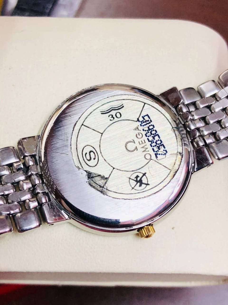 ساعة اوميكا ( OMEGA) كواتز 
سويسري اصلي انتاج الثمانيات 
مينه ثري دي - المعدن من الفولاذ 
لوك غير مستعملة القطر ٣٤ 
مع العلبه الأصلية 
للاتصال ***********
