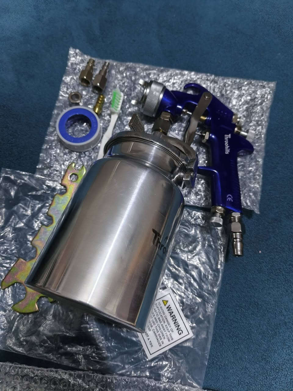 سلام عليكم اخوان
مسدس صبغ ماركة ThroohiIIs جديد ممستخدم كامل هوه و غراضه دفع مالته 2الي 3 بار سعة تخزين مالته داخل بطل 600 مل فوهة رش 1_3
1_5 مناسب للصبغ و الوارنيش 
سعر 60 الف و وبي مجال قليل 
الاستفسار على رقم *********** متواجد على خط و واتساب
