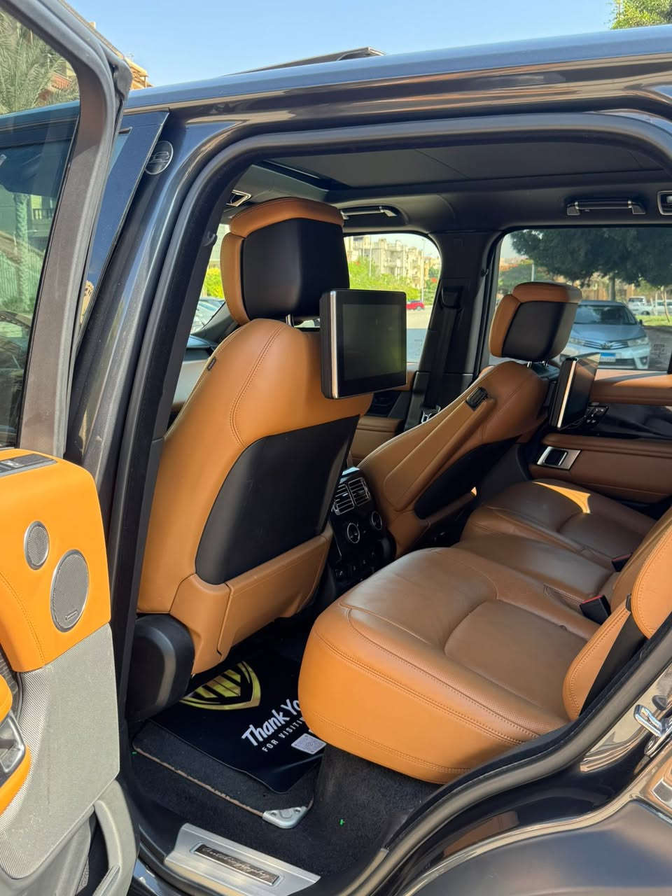 V8 ! رنج روفر فوج أوتوبيوجرافي P525 موديل 2020
 Vogue Autobiography  
الموديل: 2020.
العداد: 98,000 كم فقط.
all fabrica 
all service done 
🎯 مواصفات الرفاهية الملوكية (Autobiography):
🛋️ مقاعد جلد طبيعي فاخر (Semi-Aniline) مع ميزات المساج (Hot Stone)، التبريد والتدفئة للمقاعد الأمامية والخلفية.
📺 نظام ترفيهي متكامل وشاشات لمس ذكية مع نظام صوتي ثلاثي الأبعاد Meridian Signature الفاخر.
🌬️ نظام تعليق هوائي ذكي (الهيدروليك) لراحة تامة تفرش لك الطريق حرير.
🚪 أبواب شفط ذكية وسقف بانورامي يمتد على كامل السيارة.
❄️ نظام تكييف رباعي المناطق مستقل لكل راكب وثلاجة داخلية.
🛡️ رادار تفاعلي، كاميرات محيطية 360 درجة، نظام الحفاظ على المسار، ونظام المساعدة على الركن
رنج_روفر_فوج #رنج_روفر_اوتوبيوجرافي #رنج_فوج #فوج_2020 #سيارات_للبيع #حراج_السيارات #RangeRoverVogue #Autobiography #Vogue2020

call -01006778874


**إذا كنت صاحب هذا الإعلان وتريد حذفه لأي سبب، رجاءا أرسل رسالة إلى الدعم الفني**