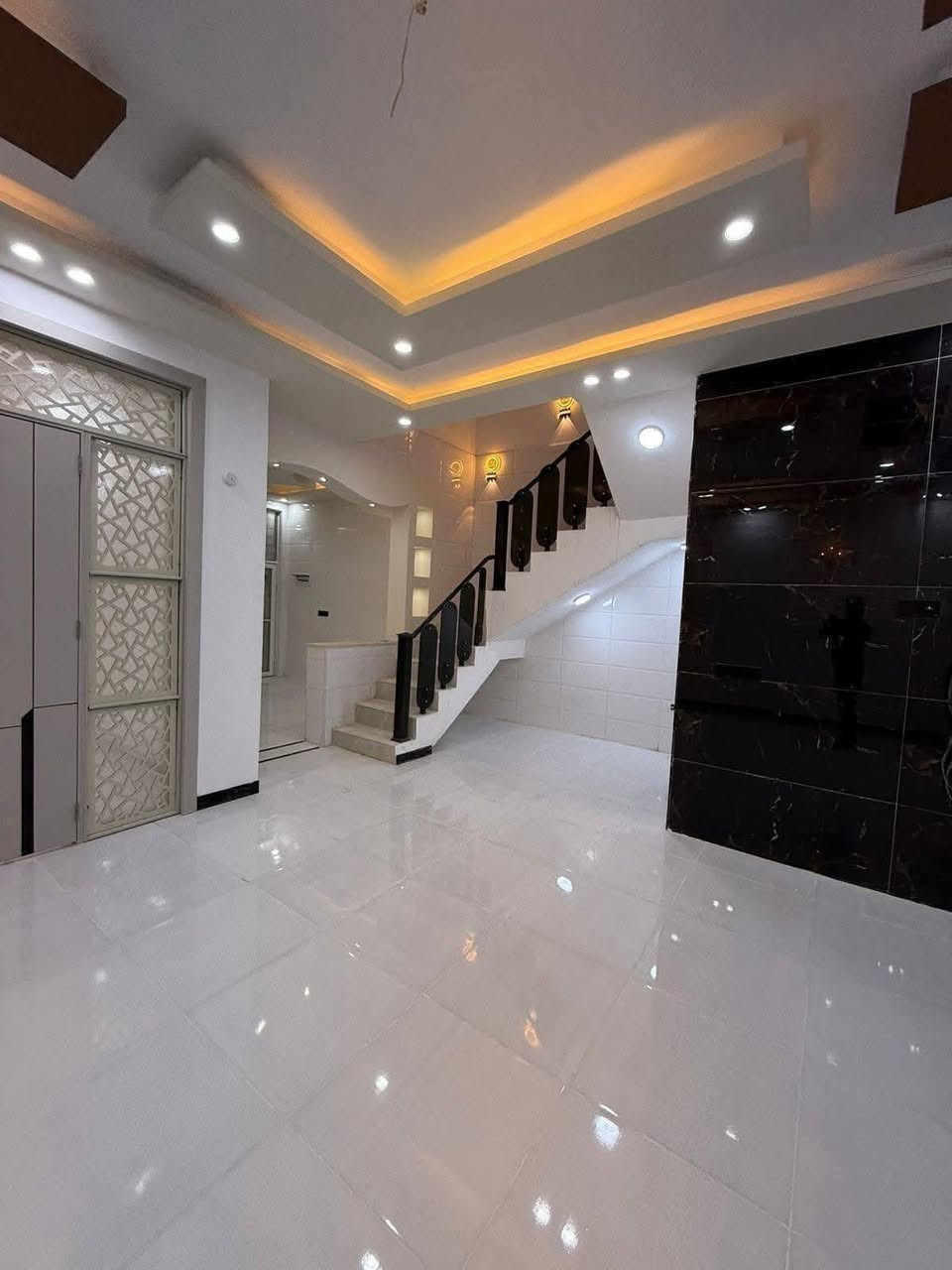 المساحه 150 متر بلاش 🍃 

على شارع 10متر 

بي غرف2/ وصاله/ ومطبخ /وحمات داخل وخارج و #حديقه 

بناء طابوق وساس وصقف صب مسلح 

#السعر 55وبي مجال 

العنوان النجف الاشرف مقابل  قريت الغدير للستفسار 

‏‪***********‬‏

#مكتب_اليرموك_للعقار 

‏‪***********‬‏واتساب واتصال
