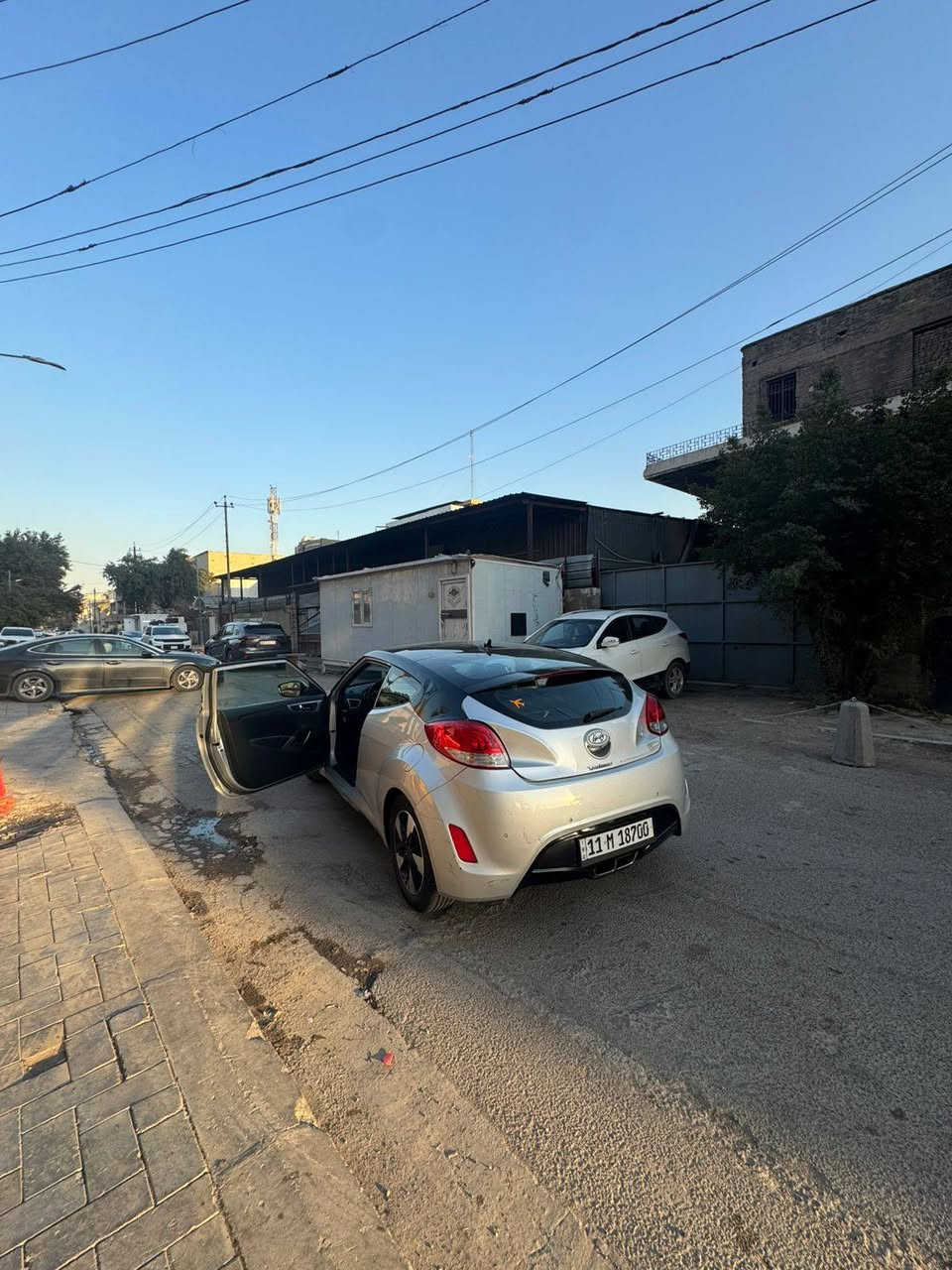 السلام عليكم
هيونداي فيلوستر 2017 وارد امريكي
فول مواصفات
بصمة * بصمة ابواب *شاشة *كاميرا دوارة * فتحة (بانوراما) *حساسات خلفية * لايت بلادي. عالي زنون
المحرك والگير بحالة جيدة
حادثها من الخلف دعامية مبدلة وقبق الجنطة بارد
وبيها اماكن رصعات. والسونار مالتها مرفق بالصور 
صور الحادث ماعندي. رقم الشاصي مرفق بالصور
السيارة ماشية 100 الف ميل وقابل للزيادة
السعر 89$ ورقة وبيها مجال
عنوان : حي الجهاد
رقم الهاتف : ***********
