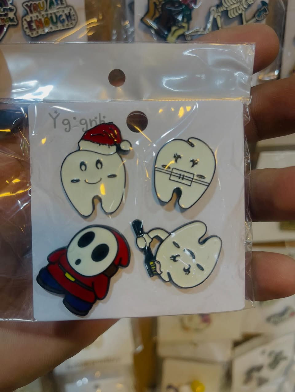 ✨ بروشات أشكال مختلفة وتخصصات مميزة ✨
بسعر 🔥 2000 دينار فقط 🔥

🎓 مناسبة للطلبة ولكل التخصصات
💼 تصاميم أنيقة تناسب الحقائب والملابس
🎁 فكرة حلوة كهدية بسيطة ومميزة
يحتوي الكرت على 3 او 4 بروشات 

📍 متوفرة لدى مكتبة كلكامش – الفرع 2
سوق الـ4000 مقابيل حسينية المرتضى

🚚 متوفر توصيل

للاستفسار أو الحجز راسلونا على الخاص 🤍


**إذا كنت صاحب هذا الإعلان وتريد حذفه لأي سبب، رجاءا أرسل رسالة إلى الدعم الفني**