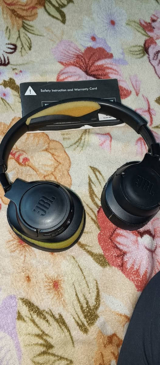 JBL 720 bt اصليه خاصه بيه شرط صوتها يخبل تطول شحن 8 ساعات
فقط اسفنجات تحتاج تبديل 
35 مع التوصيل نهائي


**إذا كنت صاحب هذا الإعلان وتريد حذفه لأي سبب، رجاءا أرسل رسالة إلى الدعم الفني**