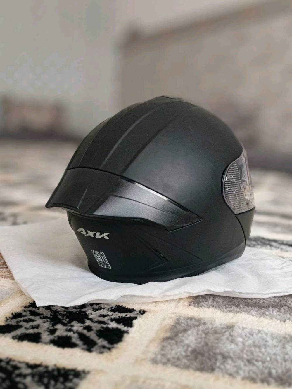 خوذه للبيع بيها لد 3مودات الخوذه جديده بيها جامتين داخليه مضلله وخارجيه شفافه 
سعرها 55
المكان الرمادي 
