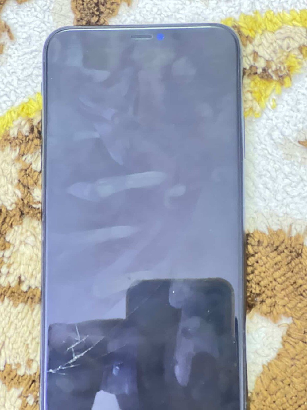 ايفون 11 برو ماكس
ذاكرة 256 
بطارية 100% مبدلة
ضربة بالشاشة ما مأثرة على اللمس ومبدلة
فيس ايدي واكف 
كاميراته شغالة فقط مبدل شاشة وبطارية
السعر 300 وبي مجال
مكاني بغداد الجديدة

