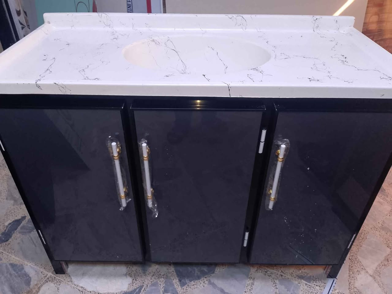 سنكي متروعشرين مرمر جديد 160الف ابواب طبقتين مقوى بجسور تحت الارضيه والرف مغلف بلاستيك من الداخل ضد الماء شرط الفحص يوصل للباب افحص وإذا ما عجبكم الشغل يرجع توصيل موجود جميع مناطق البصره حجز وتساب *********** البصرة, العراق
