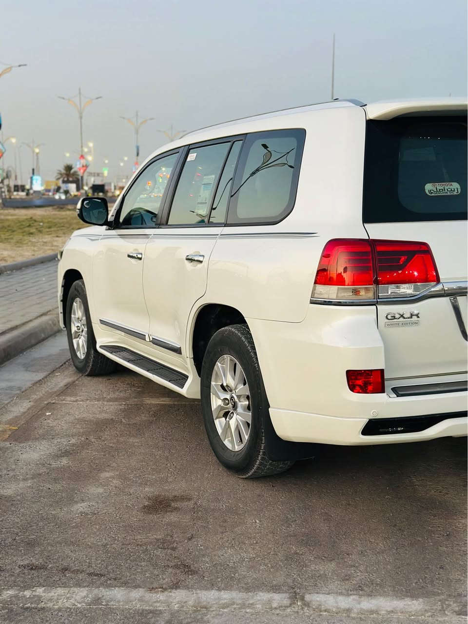 لاندكروز 2017  GX.R وايت اديشن فول مواصفات السياره كفاله عامه 
ماشيه 96 رقم بغداد ب اسمي 
*********** كربلاء, العراق
