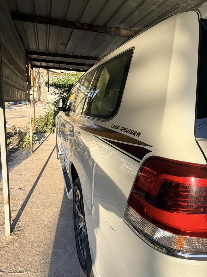 السلام عليكم
للبيع | تويوتا لاندكروزر  GXR grand touring بريم موديل 2020  . رقم بغداد  المجدد والسنوية نافذة لغاية ٢٠٣٠  والسيارة باسمي .

السيارة كفالة من الضربة والصبغ والتبديل والسيارة بحالة ممتازة . مع الهيدفونات والكتالوكات والأرضيات البلادية . 

محرك سيارة 4000. V6 ، بصمه أبواب عدد / ٢  . 

صندوق كهرباء شفط 

تشغيل عن بعد 

فتحه سلايد 

كشنات امامية  كهرباء 

كشنات جلد  ، مري شفط  وقلاب   

ثلاث قطع تبريد  

حساسات امامية وخلفية وكاميرات ٣٦٠ وسائد هوائية  عدد ٨ . 

 دبل ماوس 

  ماشية ٦٣ ألف كم  حقيقي استخدام شخصي . وقابل للزيادة . 

  لون ابيض صدفي 

السعر ( ٥٦٠٠٠ ) $ 

للإستفسار  اتصل على : 

                                                                 ***********
