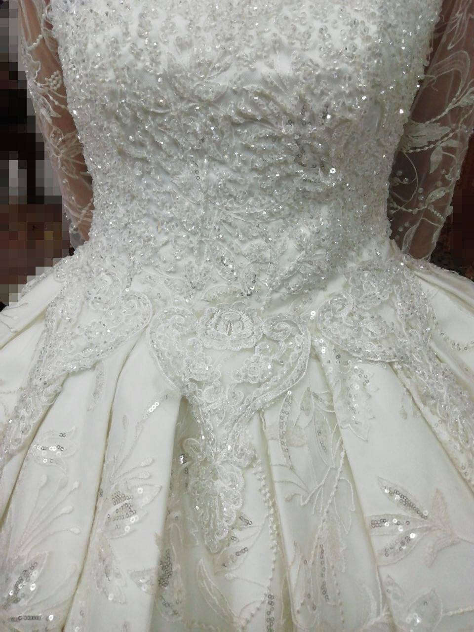 سلام عليكم 
بدلة عرس للبيع ملبوسة مرة وحدة نظيفة و ما بيها اي عيب تنباع هي وملحقاتها سعرها ١٢٥ الف و بيها مجال للجادين فقط 
للتواصل رقم الهاتف ***********
